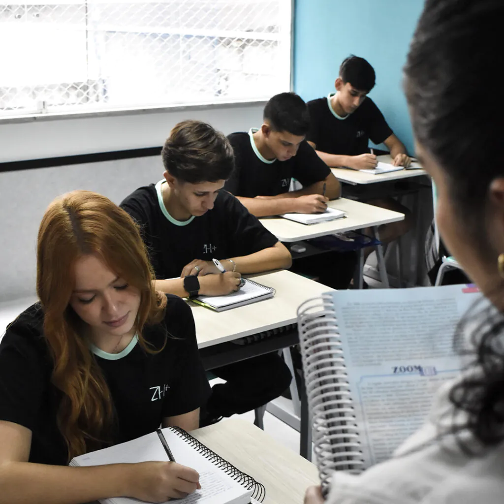 Alunos do Ensino Médio fazendo anotações durante a aula