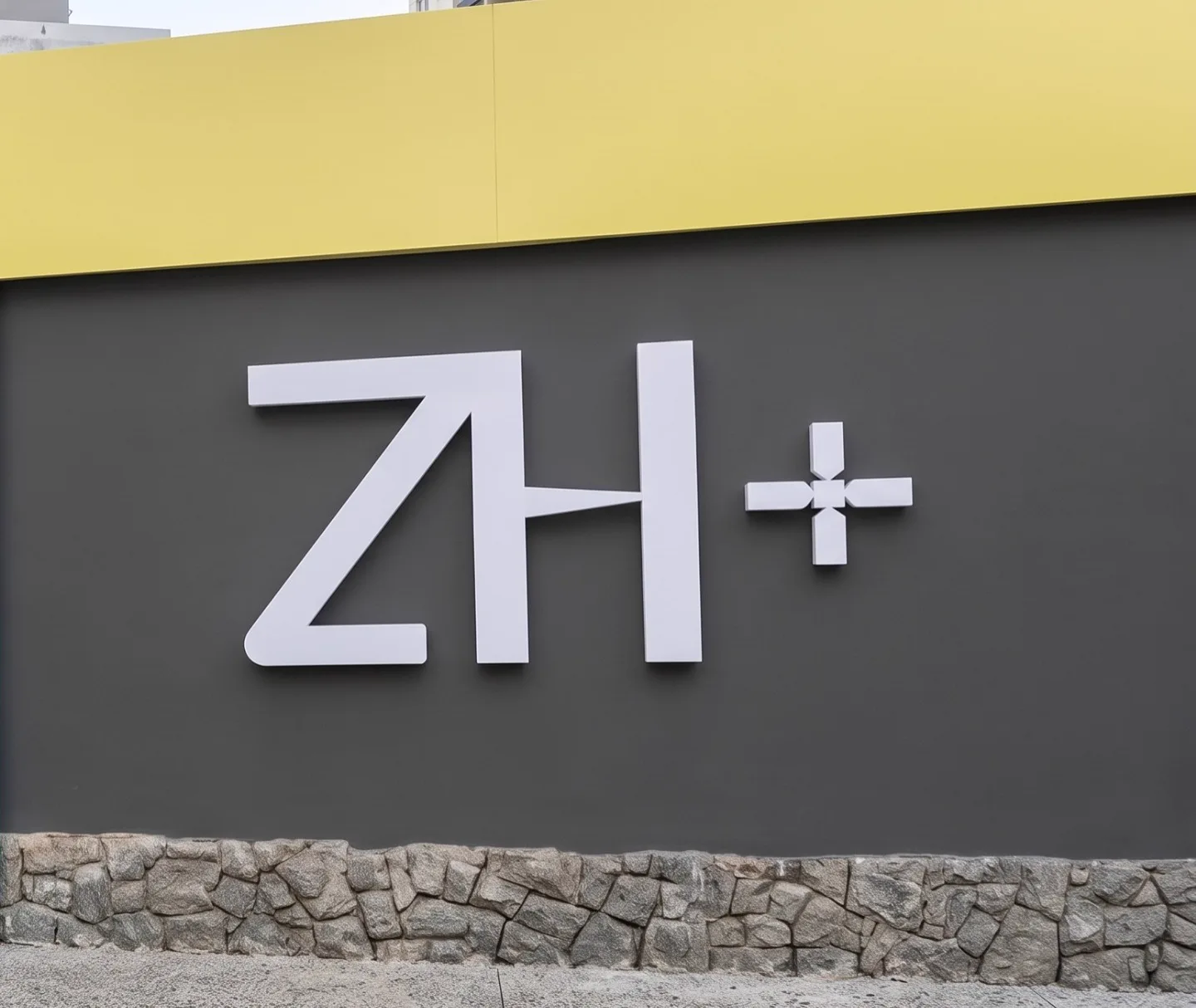 Fachada da unidade de Icaraí do Colégio ZH+, em Niterói, com a marca ZH+ na parede